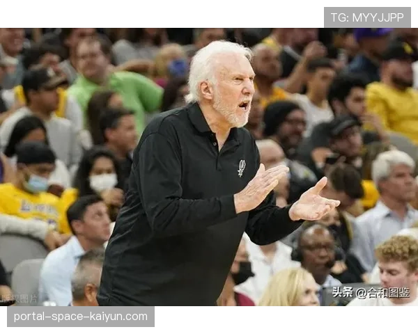 更衣室特写:马刺队赛前观看战术录像,波波维奇强调转移球细节 更衣室特写:马刺队赛前观看战术录像,波波维奇强调转移球细节