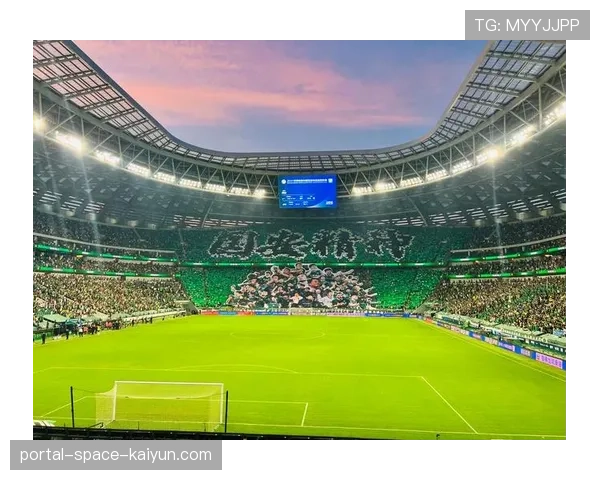 克莱蒙主场展示巨幅TIFO,纪念俱乐部成立百年 克莱蒙主场展示巨幅TIFO,纪念俱乐部成立百年