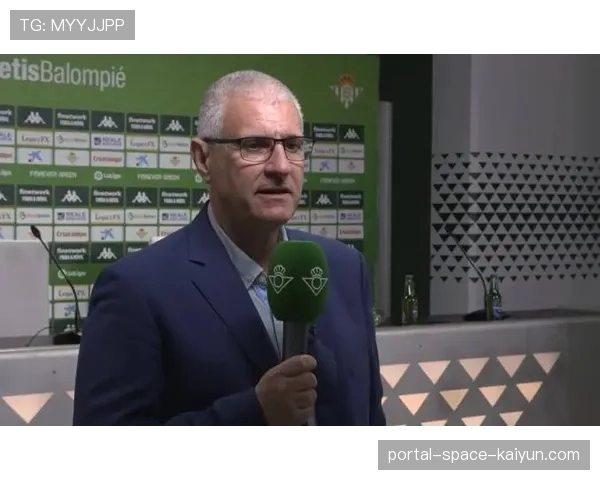 特写：VAR长时间复核后取消点球，贝蒂斯主帅难以置信